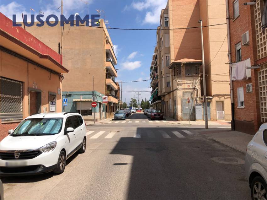 Descripción 409 - Suelo urbano para edificar viviendas.
Ideal para apartamentos de estudiantes. Suelo urbano en venta en Moncada.

Se vende suelo urbano d