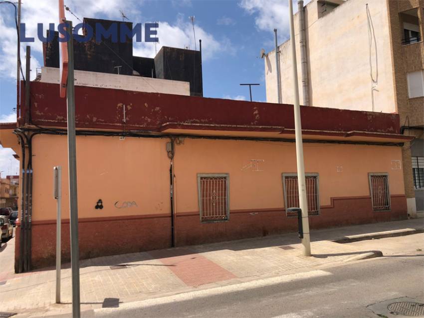 Descripción 409 - Suelo urbano para edificar viviendas.
Ideal para apartamentos de estudiantes. Suelo urbano en venta en Moncada.

Se vende suelo urbano d