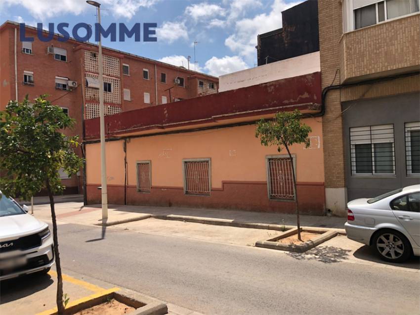 Descripción 429 - Local comercial actualmente en desuso, para poder edificar. 
Ideal para apartamentos de estudiantes.

Dispone de 174 m² construidos par