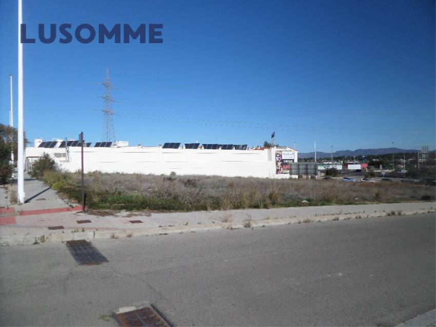 Descripción 441 - URBANO NO RESIDENCIAL.
Parcelas para hostales, hoteles y naves. 

Se venden parcelas urbanas consolidadas de uso terciario.
Desde 84.00