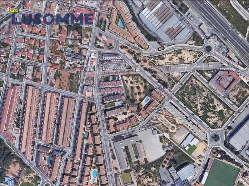 Descripción 441 - URBANO NO RESIDENCIAL.
Parcelas para hostales, hoteles y naves. 

Se venden parcelas urbanas consolidadas de uso terciario.
Desde 84.00