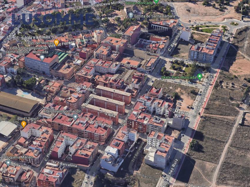 Descripción 429 - Local comercial actualmente en desuso, para poder edificar. 
Ideal para apartamentos de estudiantes.

Dispone de 174 m² construidos par