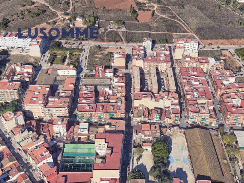 Descripción 429 - Local comercial actualmente en desuso, para poder edificar. 
Ideal para apartamentos de estudiantes.

Dispone de 174 m² construidos par