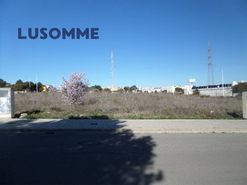 Descripción 463 - URBANO NO RESIDENCIAL.
Parcelas para hostales, hoteles y naves. 

Se venden parcelas urbanas consolidadas de uso terciario.
Desde 84.00