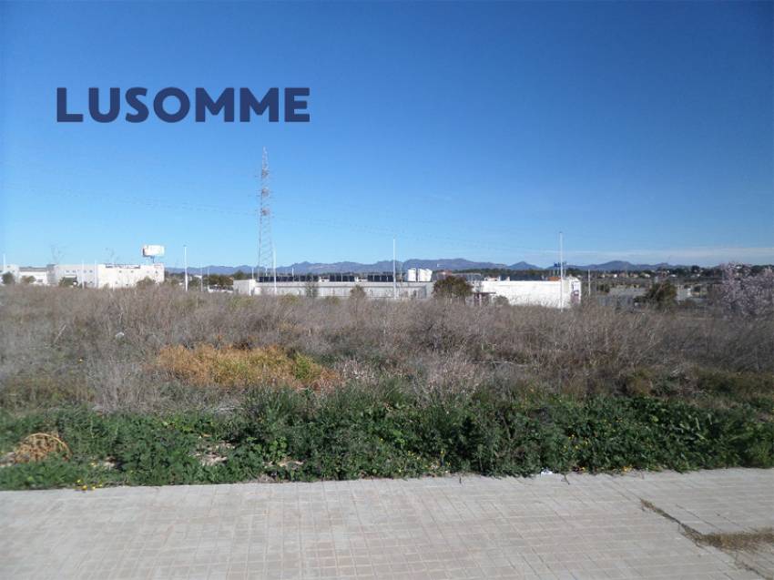 Descripción 463 - URBANO NO RESIDENCIAL.
Parcelas para hostales, hoteles y naves. 

Se venden parcelas urbanas consolidadas de uso terciario.
Desde 84.00