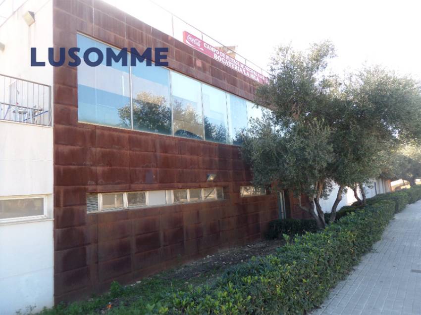 Descripción 463 - URBANO NO RESIDENCIAL.
Parcelas para hostales, hoteles y naves. 

Se venden parcelas urbanas consolidadas de uso terciario.
Desde 84.00