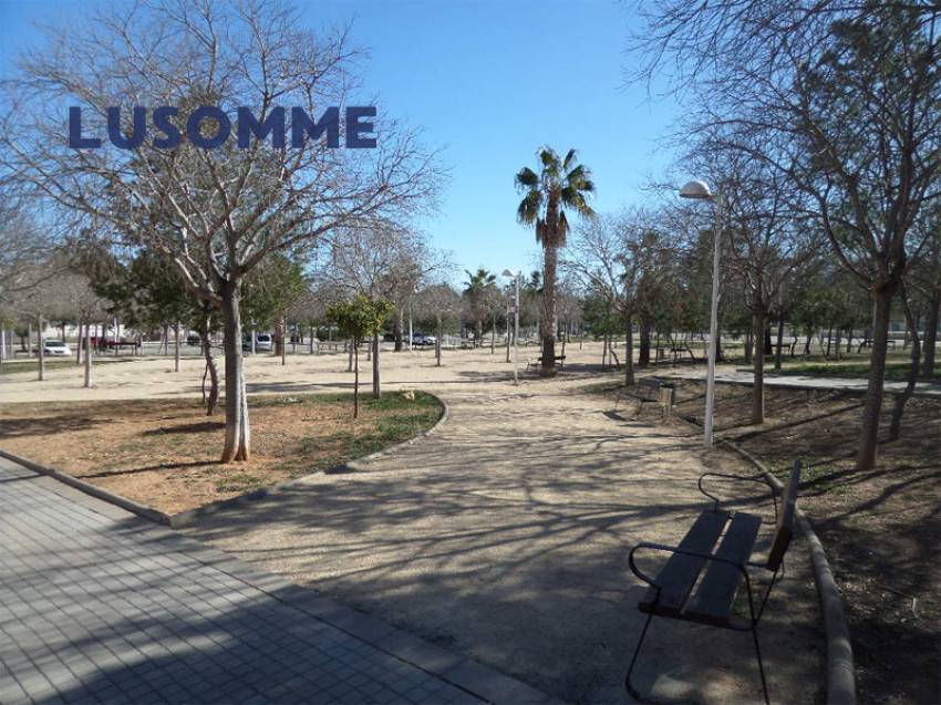 Descripción 463 - URBANO NO RESIDENCIAL.
Parcelas para hostales, hoteles y naves. 

Se venden parcelas urbanas consolidadas de uso terciario.
Desde 84.00