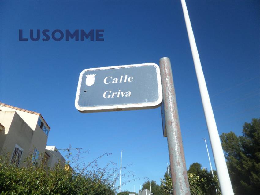 Descripción 470 - URBANO NO RESIDENCIAL.
Parcelas para hostales, hoteles y naves. 

Se venden parcelas urbanas consolidadas de uso terciario.
Desde 84.00